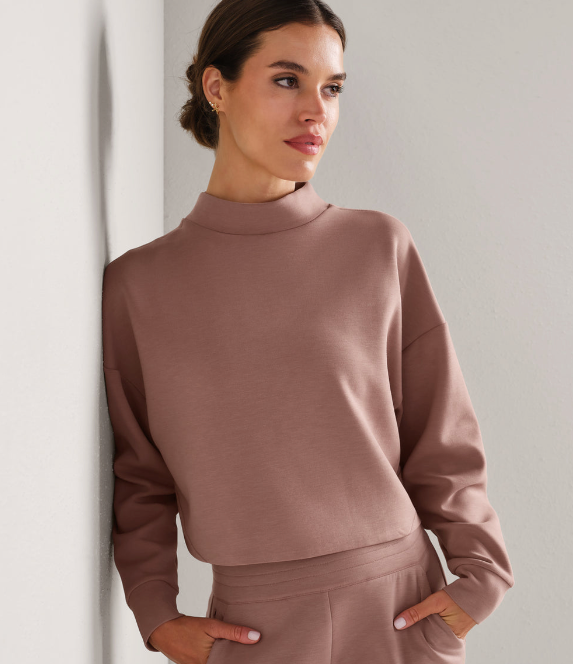 Rhone Women's Dreamglow Cropped Mock Neck