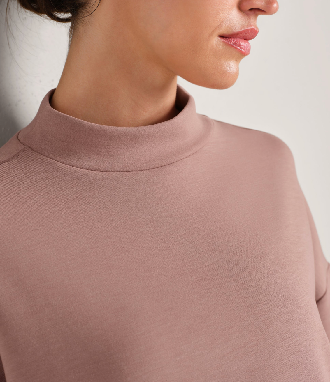 Rhone Women's Dreamglow Cropped Mock Neck